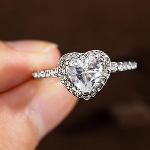 Jewelry - New heart shaped white zircon silver color ring